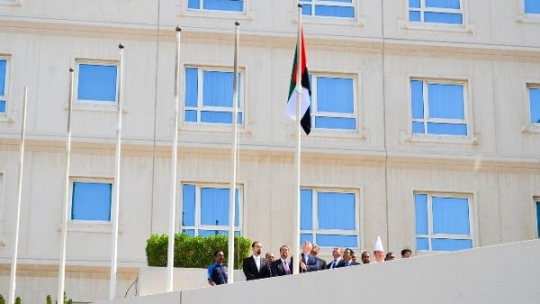 استقبل كل من موسى الحايك، الرئيس التنفيذي للعمليات والإدارة العليا والموظفون في مركز ورزيدنس البستان هذا اليوم بتلاوة النشيد الوطني ورفع العلم الإماراتي.