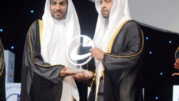 علي سعيد بن حرمل الظاهري، رئيس المجلس التنفيذي لجامعة أبوظبي يتسلم الجائزة علي سعيد بن حرمل الظاهري، رئيس المجلس التنفيذي لجامعة أبوظبي يتسلم الجائزة