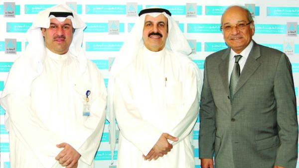 الرئيس التنفيذي في بنك الكويت الدولي، د. محمود أبو العيون ورئيس معهد الدراسات المصرفية الأستاذ الدكتور يعقوب السيد يوسف الرفاعي والمدير التنفيذي للموارد البشرية في بنك الكويت الدولي، سالم قبازرد
