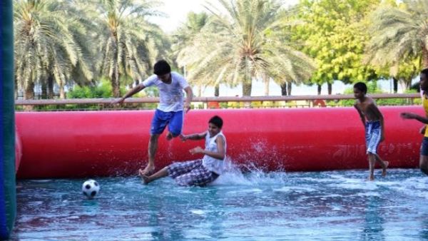 أطفال يلعبون في مدينة الطفل في دبي