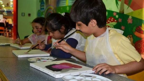 أطفال يرسمون في مدينة الطفل