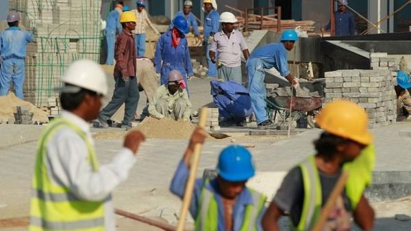 The total number of foreigners in the Saudi labor market declined by around 796,000 since the start of 2017.  (AFP/Karim Jaafar)