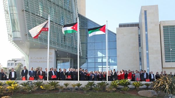الكابتن عبيدات يرفع علم الثورة مع موظفي الملكية الكابتن عبيدات يرفع علم الثورة مع موظفي الملكية