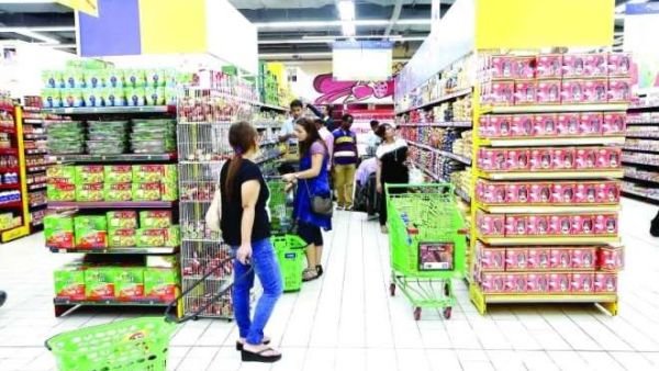 مراقبة شديدة على الأسعار وتطبيق الضريبة بمنافذ البيع في أنحاء الدولة. (البيان) مراقبة شديدة على الأسعار وتطبيق الضريبة بمنافذ البيع في أنحاء الدولة. (البيان)