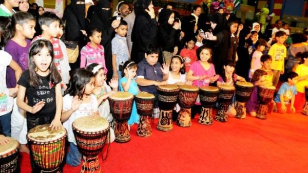أطفال يتفاعلون مع الطبول في عالم مدهش