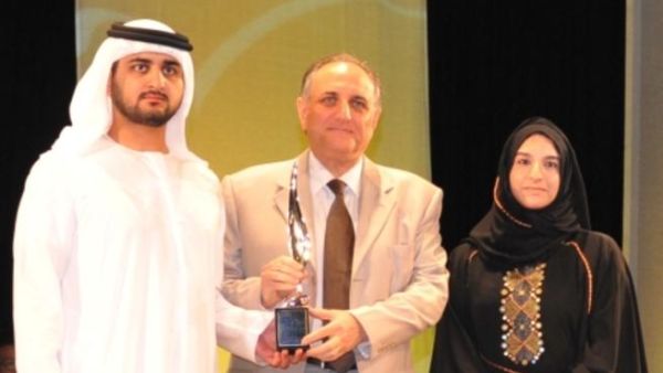 الشيخ مكتوم بن محمد بن راشد آل مكتوم، نائب حاكم دبي، وعثمان سلطان، الرئيس التنفيذي لـ دو الذي تسلّم الجائزة بحضور هالة بدري، النائب التنفيذي للرئيس للإعلام والاتصال في دو