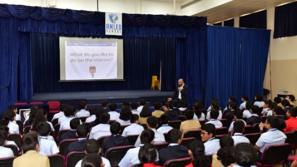 du Educates Students on the Importance of Cyber Safety in the UAE du Educates Students on the Importance of Cyber Safety in the UAE