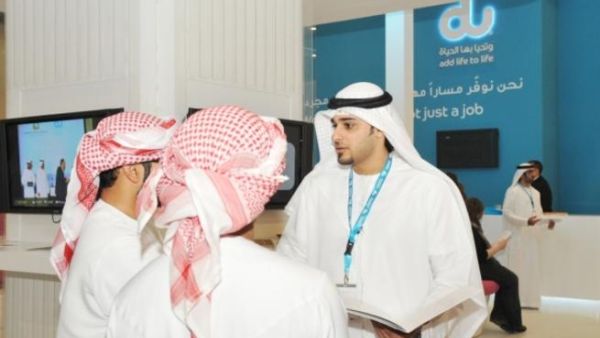 موظف دو يقدم الاستشارة للطلاب المشاركين في معرض توظيف 2011 موظف دو يقدم الاستشارة للطلاب المشاركين في معرض توظيف 2011
