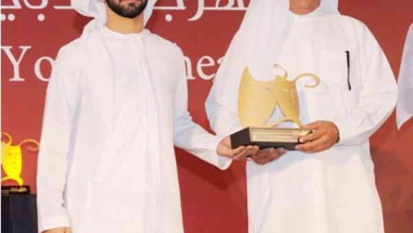 فيصل كلداري، المدير العام لقطاع الأعمال في بنك دبي التجاري يتسلم الجائزة من سمو الشيخ منصور بن محمد بن راشد آل مكتوم