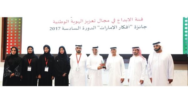 خلال تسلم الجائزة