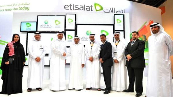 فريق عمل اتصالات وبنك دبي الإسلامي
