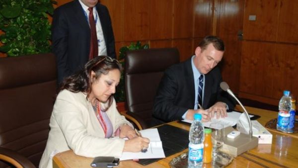 Olfat Ezzat, Chairman Assistant for HR & ENPPI Academy, and David Kraft, Middle East and Africa Sales Director for Emerson Process Management signing the MoU Olfat Ezzat, Chairman Assistant for HR & ENPPI Academy, and David Kraft, Middle East and Africa Sales Director for Emerson Process Management signing the MoU