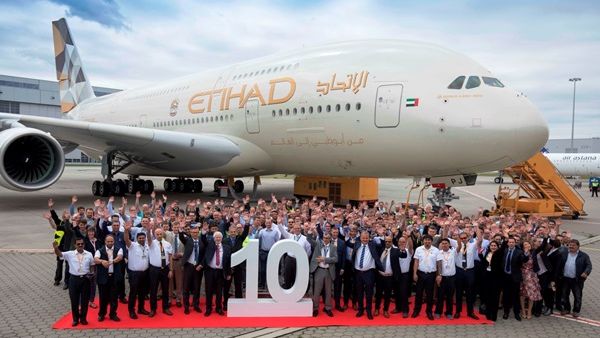 موظفو الاتحاد للطيران وإيرباص يحتفلون بتسليم الطائرة A380 العاشرة والأخيرة للشركة في مصنع فينكنفردير هامبورغ.