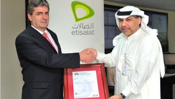 اتصالات تستلم الشهادة