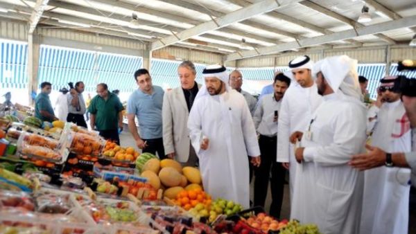 ممثلون عن وزارة الاقتصاد خلال زيارتهم الميدانية لسوق الفاكهة في أبوظبي