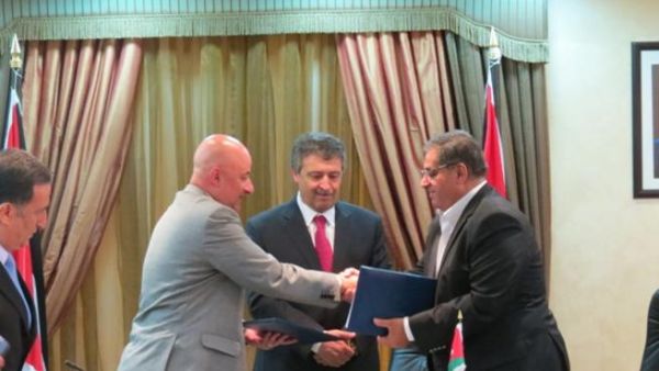 الحديدي وقنب يوقعان الاتفاقية بحضور القطامين واللوزي الحديدي وقنب يوقعان الاتفاقية بحضور القطامين واللوزي
