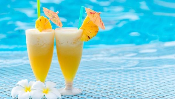 يدعو الفندق ذو الخمس نجوم ضيوفه لحضور حفلة "لواو" luau  لليلة رأس السنة المستوحاة من الأجواء الإستوائية لجزر هاواي. 