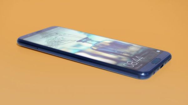 If the high prices of today’s high-end phones make you feel a little queasy, alternatives like the Honor View 10 should have your attention. Read the full review in this article. (Courtesy of TechRadar)