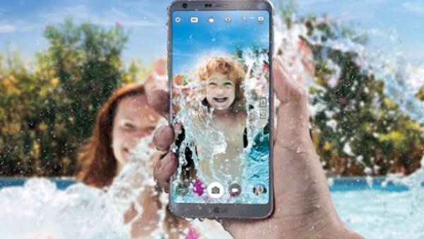 There is no need to worry when taking splashy pictures under shallow water or even completely immersed in the water with the powerful, waterproof G6.