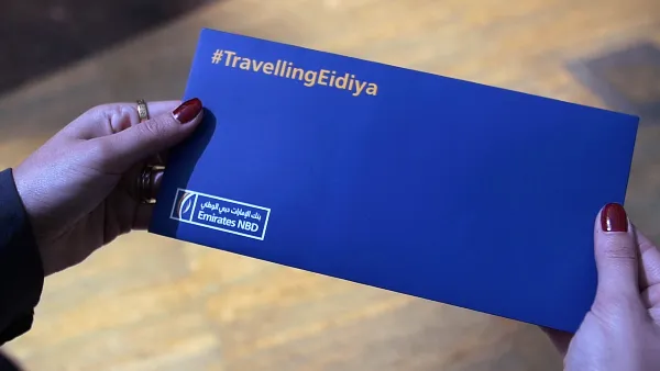 ظروف تحتوي على هدايا نقدية