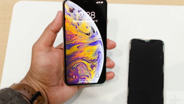 تم الإعلان عن جهاز iPhone الجديد، وبات متوفراً للطلب المسبق من شركة اتصالات بسعر يبدأ من 4000 درهم.