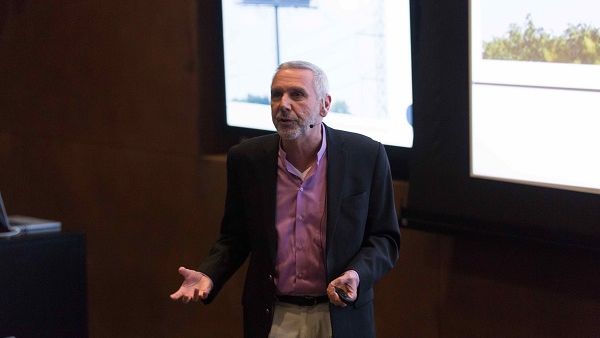 Lawrence Pintak, founding dean and professor of the Edward R. Murrow College of Communication at Washington State University, talks about Islam in the U.S., in a lecture at NU-Q. Lawrence Pintak, founding dean and professor of the Edward R. Murrow College of Communication at Washington State University, talks about Islam in the U.S., in a lecture at NU-Q.