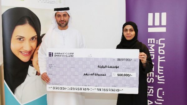 عواطف الهرمودي، مدير عام الإدارة التنفيذية في الإمارات الإسلامي والدكتور عبد الكريم سلطان العلماء، الرئيس التنفيذي لمؤسسة الجليلة