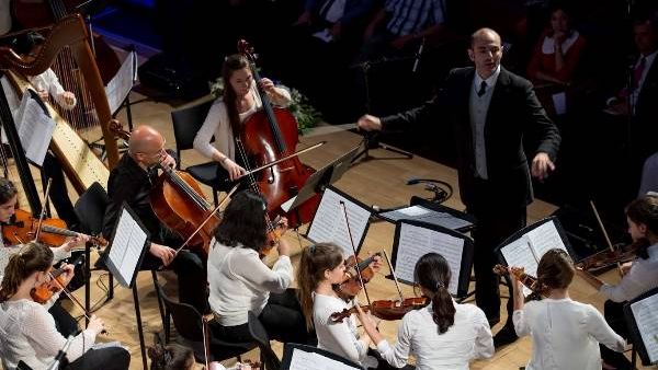 Qatar Philharmonic Orchestra’s (QPO) principal viola, Giovanni Pasini, conducting a joint orchestra Qatar Philharmonic Orchestra’s (QPO) principal viola, Giovanni Pasini, conducting a joint orchestra