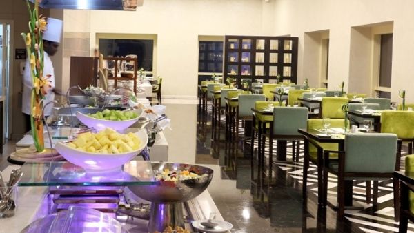 يقدم الفندق ذو الخمس نجوم بوفيه فطور وبوفيه سحور في مطعم مترو.