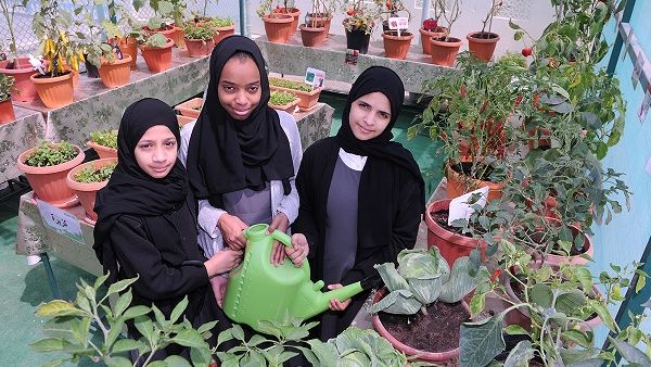 الطالبات أمينة أيمن وشهيدة محمد وعائشة خالد من مجمع التربية السمعية. الطالبات أمينة أيمن وشهيدة محمد وعائشة خالد من مجمع التربية السمعية.