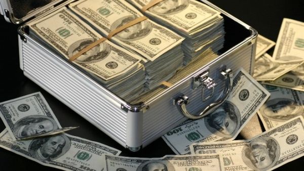 هذه الدفعة هي الثالثة التي تمنح للقاهرة في اطار خطة مساعدة كبيرة بقيمة 12 مليار دولار.