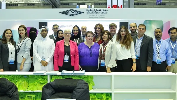 فريق العمل  في مكتبة قطر الوطنية خلال المشاركة في معرض الدوحة الدولي السادس والعشرين للكتاب