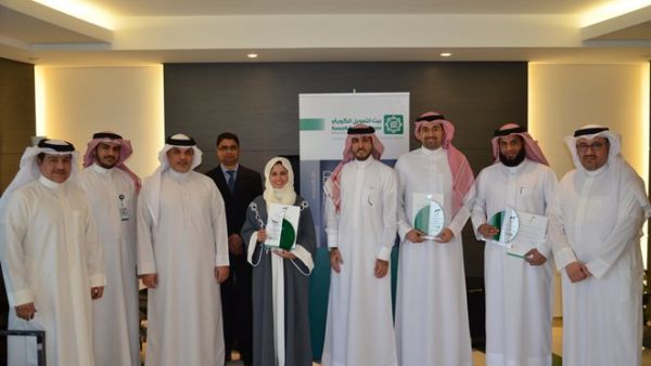 Mr. Abdulhakeem AlKhayyat with ‘Fursan Baytik’ employees. Mr. Abdulhakeem AlKhayyat with ‘Fursan Baytik’ employees.
