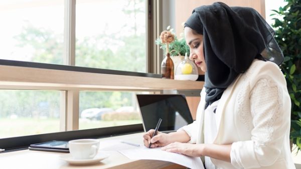 More Than 160 Percent Increase in Women's Salaries in Oman (Shutterstock)