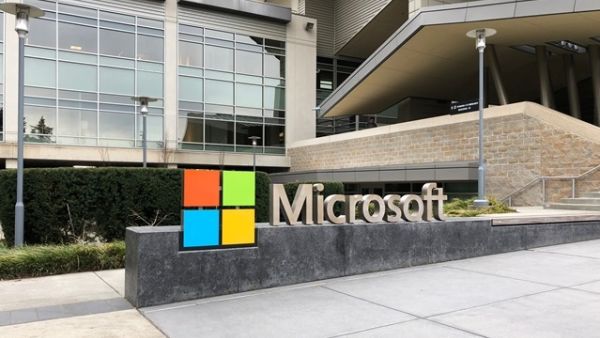 ارتفعت قيمة العلامة التجارية لشركة مايكروسوفت بنسبة 21% لتصل إلى 104.8 مليار دولار محتلة المركز الثالث.