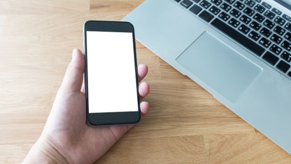 آبل تعمل على تصنيع عدد من الشاشات لأغراض تجريبية في ضربة واضحة لمنافستها "سامسونج".