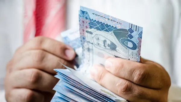 سجل العاملون في منطقة الرياض النسبة الأكبر ممن يتقاضون هذا الراتب بنحو 42 في المائة.