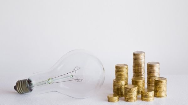 يعيش كل صاحب منزل شهريا في حالة ترقب مرعبة لفاتورة الكهرباء، خوفا من أن تكون مرتفعة عن الشهر الذي سبقه.