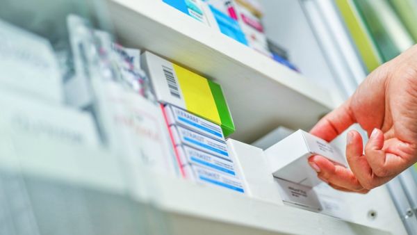 Experts have found a number of obstacles facing the employment of 20,000 Saudi pharmacists in pharmacies across the Kingdom.
 (Shutterstock)