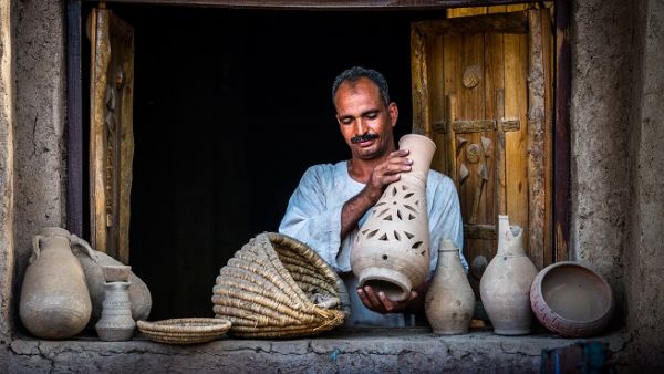 احتوى مشروع قانون العمل الجديد في مصر، على الكثير من البنود التي تنتقص من حقوق العمال، سواء ما يتعلق بالأجور أو الحماية الاجتماعية