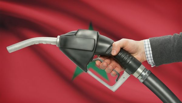 بادرت بعض محطات الوقود، اليوم الأحد، إلى خفض سعر السولار والبنزين، على التوالي بـ 0.49 و0.37 درهم
