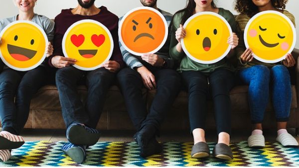 السبب وراء انتشار تلك التعابير الساخرة على شبكات التواصل هو سرعة تناقلها والتعليق والتفاعل معها