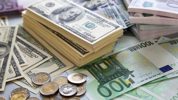 اليورو يرتفع في الوقت الذي تراجع فيه الدولار