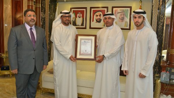 أحمد محبوب مصبح مستقبلاً خليل صقر بن غريب وفريق المسؤولية المجتمعية في جمارك دبي أحمد محبوب مصبح مستقبلاً خليل صقر بن غريب وفريق المسؤولية المجتمعية في جمارك دبي