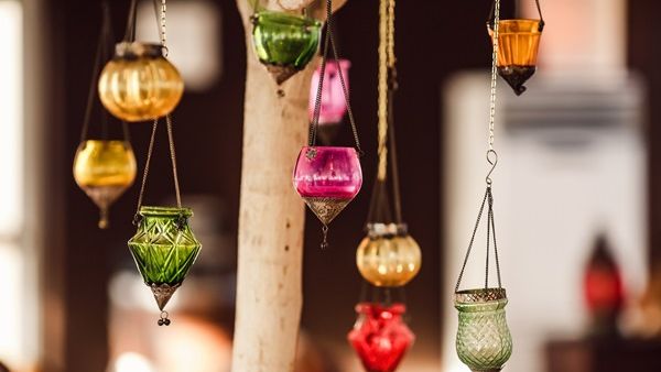 مطعم وخيمة سوق يدعو الضيوف إلى الاستمتاع بأجوائه الترحيبية الدافئة ضمن تصاميم الأرابيسك المميزة.