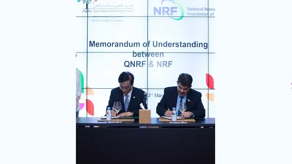 الدكتور عبدالستار الطائي، المدير التنفيذي للصندوق القطري لرعاية البحث العلمي، يوقِّع على مذكرة التفاهم برفقة البروفسور مين كوان تشانج، رئيس المؤسسة الوطنية للبحوث في كوريا