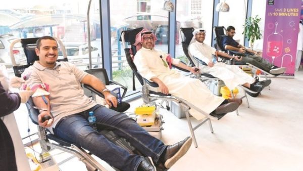 موظفو زين خلال حملة التبرع بالدم موظفو زين خلال حملة التبرع بالدم