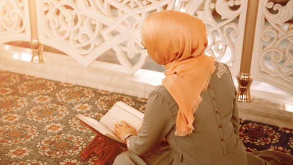 صلاة العيد ركعتين دون آذانٍ ولا إقامةٍ
