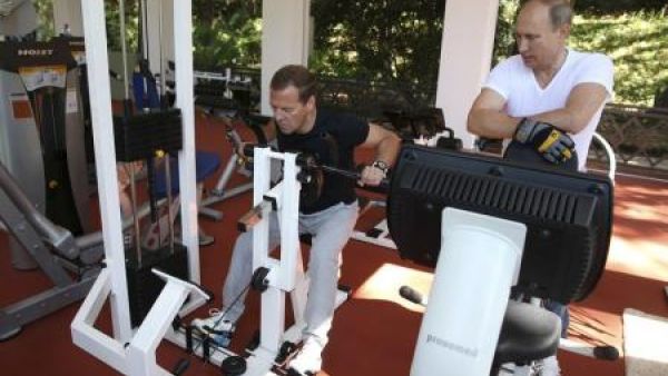 الرئيس الروسي فلاديمير بوتين ورئيس الوزراء ديمتر ي ميدفيديف يؤديان تمرينات رياضية في منتجع بوتين