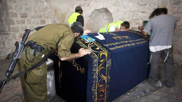 مواجهات بين شبان فلسطينيين ومستوطنين اقتحموا "قبر يوسف" في نابلس